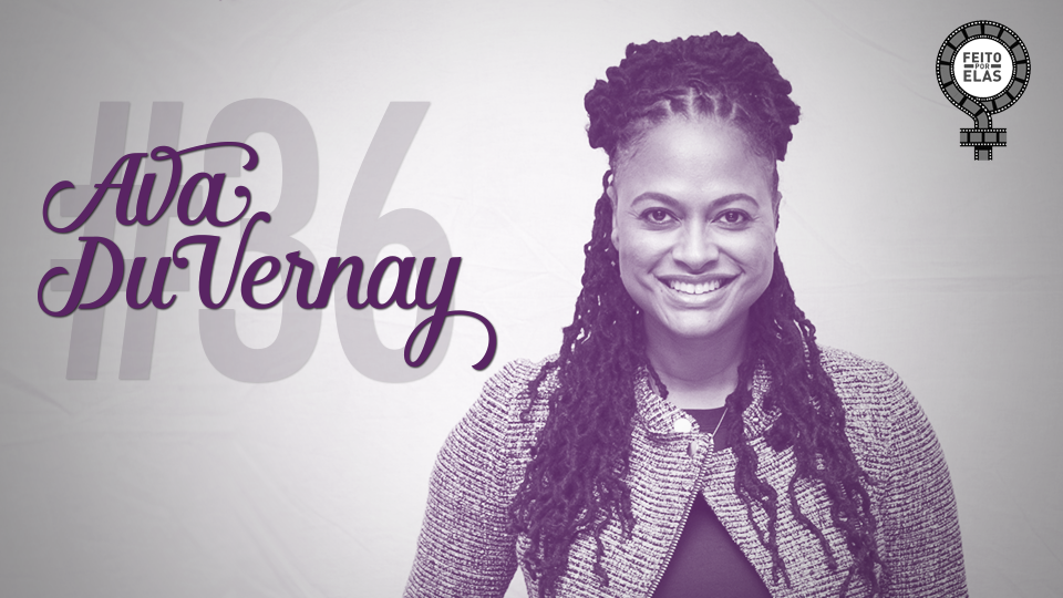 #timelineacessível: Arte do episódio com uma foto da Ava DuVernay enquadrada do peito para cima. Ela olha para a câmera de frente, com os cabelos em trancinhas parcialmente presos atrás, para cima e estampa um largo sorriso.Veste um casaco cinza sobre uma camiseta escura. Na sua direita, no canto superior, o logo do Feito por Elas, um espelho de vênus composto por película de filme. Na esquerda, o nome "Ava DuVernay" em fonte cursiva levemente rebuscada, sobrepondo "#36" apagado no fundo. A imagem é em tons de cinza.